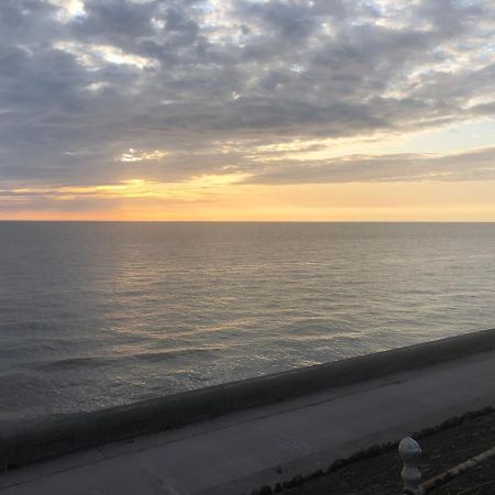 Town Center Large 2 Bedroom Apartment- Sleeps Up To 6 - Dogs Welcome - 2 Minutes From Train Station Blackpool Kültér fotó