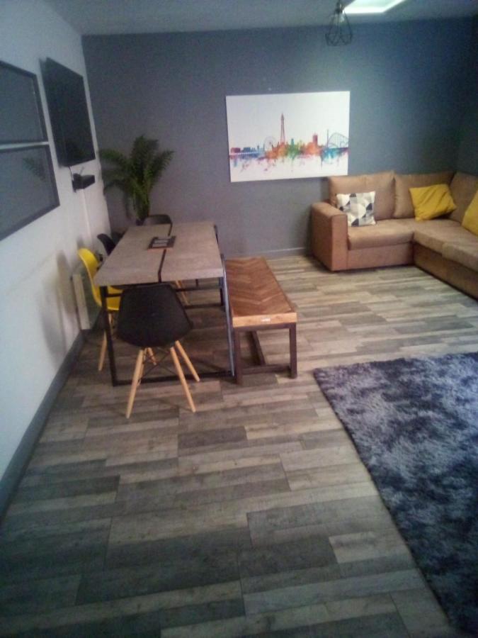 Town Center Large 2 Bedroom Apartment- Sleeps Up To 6 - Dogs Welcome - 2 Minutes From Train Station Blackpool Kültér fotó