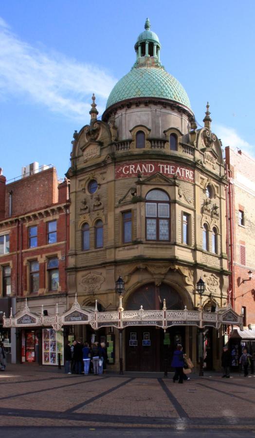 Town Center Large 2 Bedroom Apartment- Sleeps Up To 6 - Dogs Welcome - 2 Minutes From Train Station Blackpool Kültér fotó