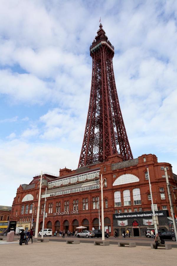 Town Center Large 2 Bedroom Apartment- Sleeps Up To 6 - Dogs Welcome - 2 Minutes From Train Station Blackpool Kültér fotó
