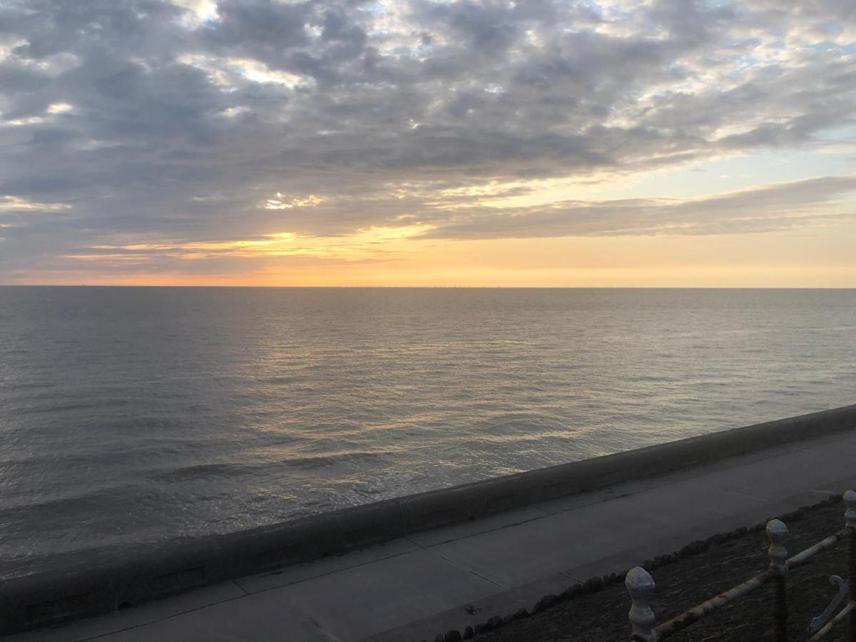 Town Center Large 2 Bedroom Apartment- Sleeps Up To 6 - Dogs Welcome - 2 Minutes From Train Station Blackpool Kültér fotó
